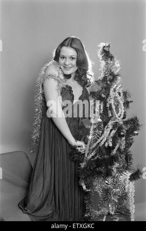 Modell Leigh Lesley posiert mit einem Weihnachtsbaum. 22. Dezember 1980 Stockfoto