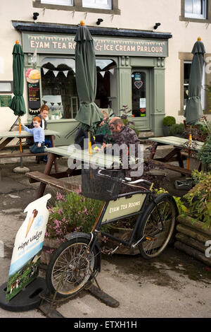 Großbritannien, England, Derbyshire, Eyam, Stadt Ende, The Square, Teestuben in ehemaligen Fett Rodney Gastwirtschaft Stockfoto