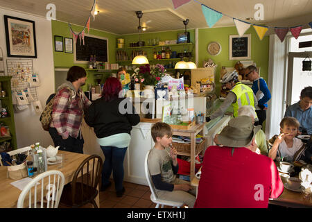 Großbritannien, England, Derbyshire, Eyam, Stadt Ende, The Square, Village Green Tea Room interior Stockfoto