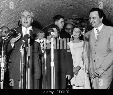 Herr Harold Wilson, Frau Bessie Braddock, Giles Wilson, Frau Wilson und Ken Dodd auf der Bühne des Cavern Club. 25. Juli 1966. Stockfoto