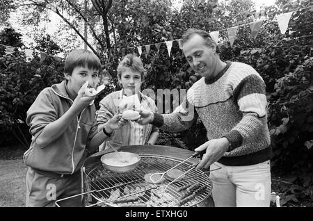 Lecker... Ausprobieren die Hotdogs auf ein Sommerfest statt auf dem Gelände des alten Longdenholme Altersheim, Greenhead Road, Huddersfield, Robert Clarke (links) und Shane Wooler. Herr Richard Lockwood dient. Die £278,80 angehoben wird auf eine neue Ster ausgegeben werden Stockfoto