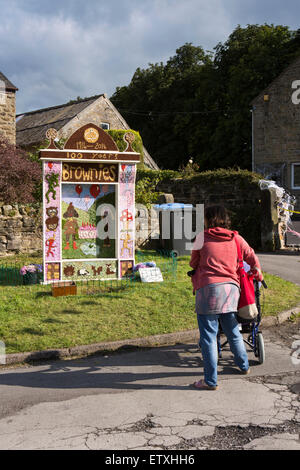 Großbritannien, England, Derbyshire, Eyam, Stadt Ende, Kinder ist Hundertjahrfeier von Brownies gut kleiden Stockfoto