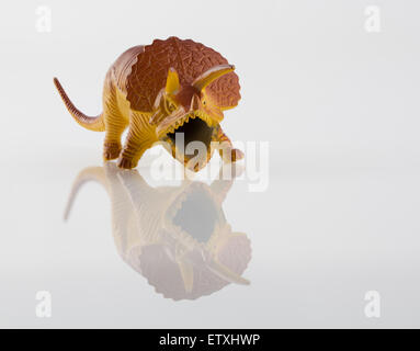Gelbe wütend Dinosaurier Spielzeug isoliert auf weiss Stockfoto