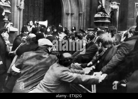 1972 Miners Strike. Demonstration vor Unterhaus, London, Freitag, 18. Februar 1972. Die Demonstranten aus einer Reihe von Gewerkschaften und Studenten außerhalb der Commons in einem Versuch, MPs lobby massierten. Stockfoto