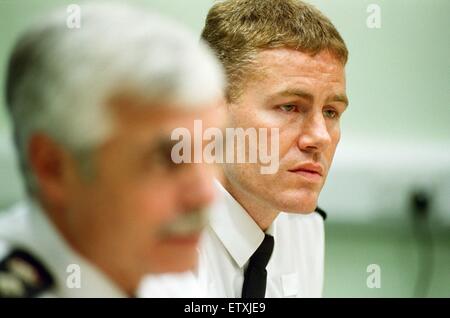 Superintendent Bob Minshhull (links) und Superintendent Andy Nicholson auf der Pressekonferenz über die Töpfer grün-Morde. 13. Oktober 2000. Stockfoto