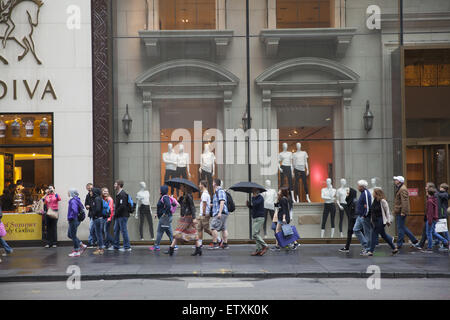 5th Avenue ist immer voll mit Fußgänger in die Mode der 50er Jahre Ende der Allee. NEW YORK CITY. Stockfoto