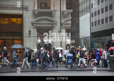 5th Avenue ist immer voll mit Fußgänger in die Mode der 50er Jahre Ende der Allee. NEW YORK CITY. Stockfoto