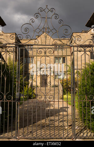 Großbritannien, England, Derbyshire, Eyam Hall, schmiedeeisernen Tore Stockfoto