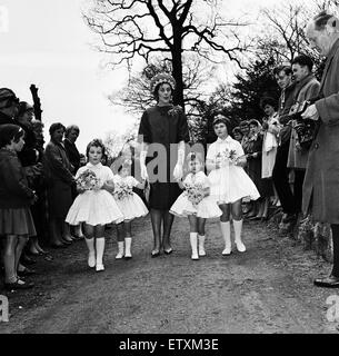 Gäste bei der Hochzeit von Komiker Spike Milligan, Pat Ridgeway. Die Hochzeit fand am Felsen Holz römisch-katholische Kirche, Rawdon in der Nähe von Leeds, 28. April 1962. Stockfoto