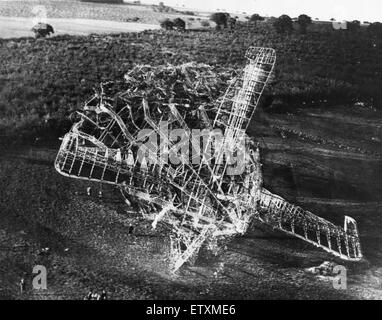 Luftaufnahme des Wracks des Luftschiffs R101, der in einen Hügel in der Nähe von Beauvais, Frankreich, in den frühen Morgenstunden des 5. Oktober töten 48 ihr 54 Besatzung und Passagiere abgestürzt. Das Luftschiff hatte, ihr Weg nach Indien zu ihrem Jungfernflug im Ausland als Stockfoto