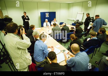 Superintendent Bob Minshhull (links) und Superintendent Andy Nicholson auf der Pressekonferenz über die Töpfer grün-Morde. 13. Oktober 2000. Stockfoto