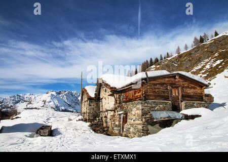 typische verlassenen Chalet in italienischen Alpen unter blauem Himmel Stockfoto