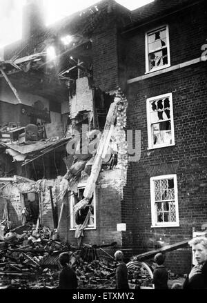 Schäden in Liverpool während des zweiten Weltkriegs zu bombardieren. Mietskasernen, die geschlagen wurden durch eine Bombe bei einem deutschen Luftangriff in Burlington Street, Liverpool beschädigt. 17. September 1940. Stockfoto