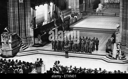 Einer der größten Gemeinden bisher aufgenommen gefüllt die Liverpool Cathedral, wenn der US-Armee-Chor Spirituals sang. Captain William Smith, deren Kaplan ist auf der Kanzel auf der linken Seite mit den USA Engineer Regiment Kirchenchor singen gesehen. Stockfoto