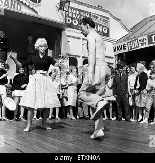 Tanzen in einer Rock'n'Roll-Sitzung auf dem zentralen Pier in Blackpool, Lancashire. 4. August 1960. Stockfoto