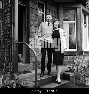 Spike Milligan mit seiner Verlobten, Miss Pat Ridgeway in ihrem Haus in Leathley Road, Menston, West Yorkshire. 21. November 1961. Stockfoto