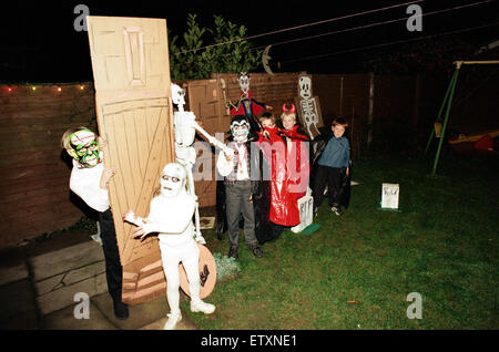 Ein Garten in Ingleby Barwick ist alles bereit für die Halloween-Nacht geschmückt. Einige der Kinder, die dort sein werden sind im Garten Sisson in Westwood Lane abgebildet. 30. Oktober 1997. Stockfoto