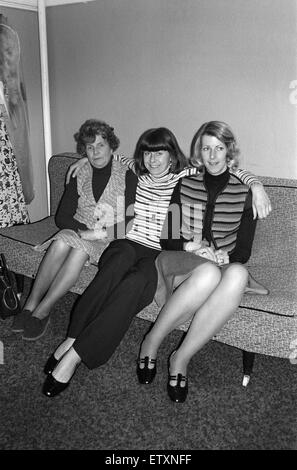 PAM Ayres in ihrer Garderobe im Bristol Hippodrome mit ihrer Mutter und Schwester. 6. April 1977. Stockfoto