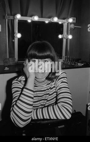 PAM Ayres in ihrer Garderobe im Bristol Hippodrome. 6. April 1977. Stockfoto