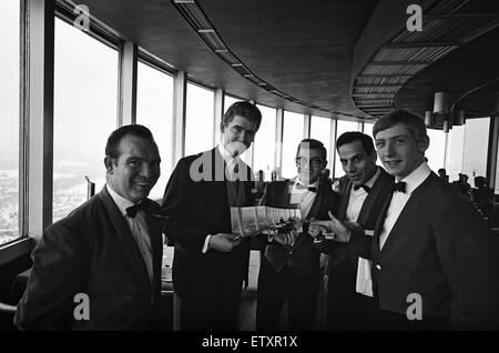 Die London G.P.O Turmrestaurant, das Restaurant im Funkturm Moskau sehr ähnelt. Herr Gustav, der Restaurantleiter hält ein Bild von der Moskau-Drehrestaurant und zeigt es bis zu den Kellnern. 9. Januar 1968. Stockfoto