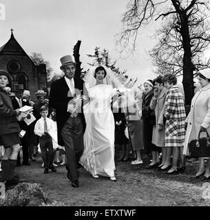 Die Hochzeit von Komiker Spike Milligan, Pat Ridgeway. Die Hochzeit fand am Felsen Holz römisch-katholische Kirche, Rawdon in der Nähe von Leeds, 28. April 1962. Stockfoto