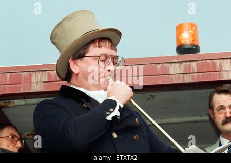 Buglar Ian Dewar auf Hochtouren während der jährlichen Reiten Messe Prozession vom Yarn Rathaus begibt. 23. Oktober 1993. Stockfoto