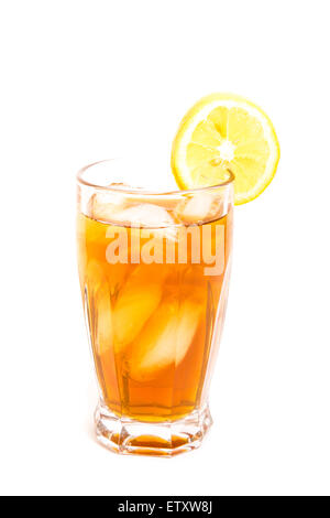 Ein Glas erfrischenden Eistee, garniert mit einer Zitronenscheibe isoliert auf weiss Stockfoto
