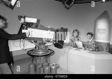 Geöffnet bei BBC Pebble Mill Studios. Kay Alexander, Moderatorin, Midlands heute, BBC Regionalfernsehen Nachrichtenservice für den West Midlands, liest die Nachrichten mit Claire Pritchard im Alter von 13 Jahre alt, 9. November 1986. Stockfoto