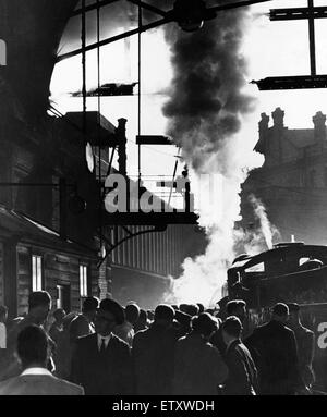 8. August 1959: Dampf-Fans sammeln für eine Nostalgiefahrt in New Street. West Midlands. Stockfoto