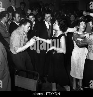 Paare tanzen Rock And Roll Musik im Crown and Anchor Pub in Brixton, Südlondon. September 1956. Stockfoto