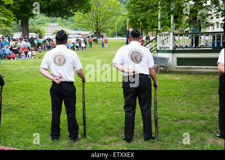 Veteranen und Dorfbewohner beobachten Memorial Day Zeremonie in Townshend Vermont Stockfoto