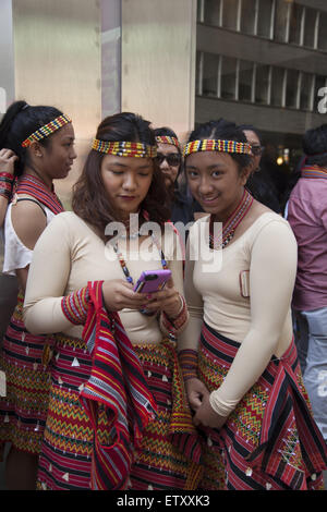 Jugendliche Teilnehmer an der philippinischen Unabhängigkeitstag Parade in Manhattan, New York City. Stockfoto