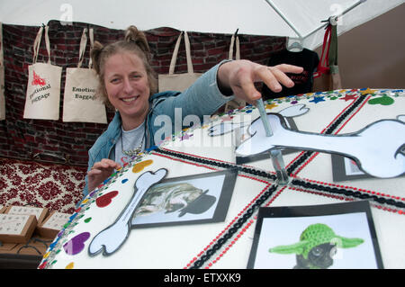 Brick Lane London 2015. Vauxhall Kunst Kofferraum fair. Gerste Massey von Erfindungen mit dem Rad des Unglücks. Stockfoto