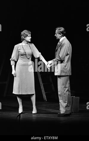 Angela Lansbury spielen 'Rose' und Stanley Flotte als "George" auf der Bühne während einer speziellen Generalprobe für "Zigeuner" im Piccadilly Theatre. 17. Mai 1973. Stockfoto