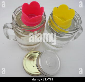 Der Hersteller Tee in ein Glas Wasser auf einem weißen Hintergrund. Stockfoto