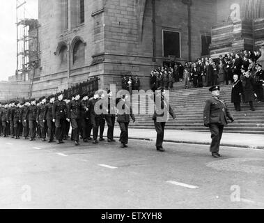 Mitglieder der Air Training Corps an der Parade vorbei an der anglikanischen Kathedrale in Liverpool. 22. September 1941. Stockfoto