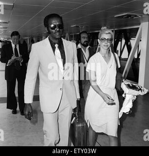 Chuck Berry, ein US-amerikanischer Gitarrist, Sänger und Songwriter, am Flughafen Heathrow. 23. Juli 1979. Stockfoto