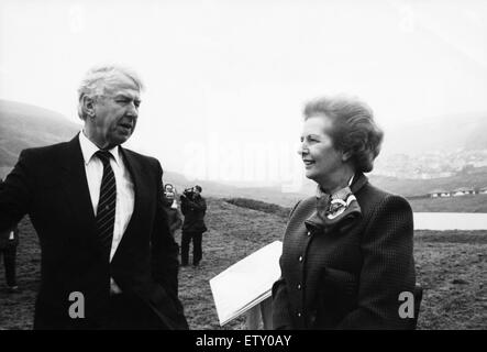 Premierministerin Margaret Thatcher mit Peter Walker Welsh Sekretärin hier im Rhondda Tal bei einem ihrer seltenen Besuche in Wales gesehen. 17. November 1989 Stockfoto