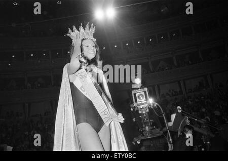 Miss World Wettbewerb, Royal Albert Hall, London, 10. November 1971. Neue Miss World 1971, Lucia Petterle aus Brasilien. Stockfoto