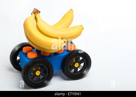Bananen auf ein Auto aus Kinder Blöcke repräsentieren die idiomatische Phrase "Bananen gegangen." Stockfoto