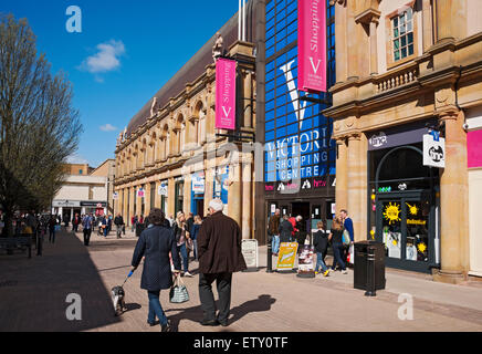 Menschen einkaufen im Victoria Shopping Centre im Frühjahr Harrogate North Yorkshire England Vereinigtes Königreich GB Großbritannien Stockfoto