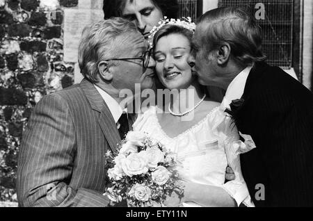 Die Hochzeit von Spike Milligan Tochter Sile, Willie White. Spike Milligan und Harry Secombe Kising Sile auf die Wange. Kirche der Jungfrau Maria, Monken Hadley, Barnet, London. 14. April 1984. Stockfoto