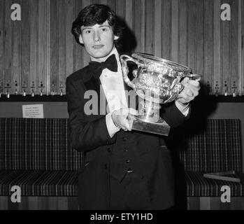 Snooker-Spieler Jimmy White abgebildet eine Trophäe von Cliff Thorburn in Kingston Snooker Hall er einen Empfang besuchte zu erhalten. 6. Dezember 1980. Stockfoto