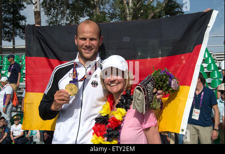 Baku, Aserbaidschan. 16. Juni 2015. Max Hoff Deutschland Posen mit Heidrun Tempel, Medaille der deutsche Botschafter in Aserbaidschan und sein Gold für die einzelnen Kajak (K1) 5000m Männer Kanu-Sprint-Finale der Europäischen Spiele 2015 in Mingetschewir, etwa 300 Kilometer Stockfoto