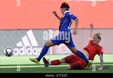 Winnipeg, Kanada. 15. Juni 2015. Deutschlands Anja Mittag (R) wetteifert um den Ball gegen Thailands Natthakarn Chinwong während der FIFA Frauen World Cup 2015 Gruppe B Fußballspiel zwischen Thailand und Deutschland im Stadion in Winnipeg, Kanada, Winnipeg 15. Juni 2015. Foto: Carmen Jaspersen/Dpa/Alamy Live News Stockfoto