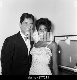 Sacha Distel und Dionne Warwick in der BBC-TV-Theater, Shepherds Bush, London. Sie waren dort, in der Billy Cotton Band Show-Reihe erscheinen. 21. September 1964. Stockfoto