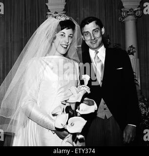 Die Hochzeit von Komiker Spike Milligan, Pat Ridgeway. Die Hochzeit fand am Felsen Holz römisch-katholische Kirche, Rawdon in der Nähe von Leeds, 28. April 1962. Stockfoto