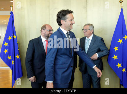 (150616)--Brüssel, 16. Juni 2015 (Xinhua)--Eurogroup Chairman Jeroen Dijsselbloem (C), Europäischen Parlaments Präsident Martin Schulz (L) und EU-Kommissionspräsident Jean-Claude Junker lassen nach einem Gruppenfoto am Ende einer Sitzung in Brüssel, 16. Juni 2015. Am 30. Juni läuft die Erweiterung der Rettungsaktion vereinbarten im Februar um Zeit auf beiden Seiten für eine Vereinbarung über ihre Zusammenarbeit nach dem Rettungspaket und Griechenland muss 1,5 Milliarden Euro (ca. 1,68 Milliarden US-Dollar) der Kredit Raten zurückzuzahlen, der Internationale Währungsfonds (IWF) zu ermöglichen. Ohne Schulden, Athen Stockfoto