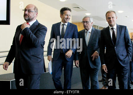 (150616)--Brüssel, 16. Juni 2015 (Xinhua)--Präsident des Europäischen Parlaments Martin Schulz, Vorsitzender der Eurogruppe Jeroen Dijsselbloem, EU-Kommissionspräsident Jean-Claude Juncker und EU-Ratspräsident Donald Tusk (L-R) kommen für ein Gruppenfoto am Ende einer Sitzung in Brüssel, 16. Juni 2015. Am 30. Juni läuft die Erweiterung der Rettungsaktion vereinbarten letzten Februar damit Zeit auf beiden Seiten für eine Vereinbarung über ihre Zusammenarbeit nach dem Rettungspaket und Griechenland muss 1,5 Milliarden Euro (ca. 1,68 Milliarden US-Dollar) der Kredit-Raten an den internationalen Währungsfonds Spaß zurückzahlen Stockfoto