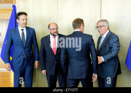 (150616)--Brüssel, 16. Juni 2015 (Xinhua)--Eurogruppe Jeroen Dijsselbloem, Präsident des Europäischen Parlaments Martin Schulz, Präsident des Europäischen Rates Donald Tusk und Präsident der Europäischen Kommission Jean-Claude Junker (L-R) Pose für ein Gruppenfoto am Ende einer Sitzung in Brüssel, 16. Juni 2015. Am 30. Juni läuft die Erweiterung der Rettungsaktion vereinbarten letzten Februar damit Zeit auf beiden Seiten für eine Vereinbarung über ihre Zusammenarbeit nach dem Rettungspaket und Griechenland muss 1,5 Milliarden Euro (ca. 1,68 Milliarden US-Dollar) der Kredit-Raten an den internationalen Währungsfonds Spaß zurückzahlen Stockfoto